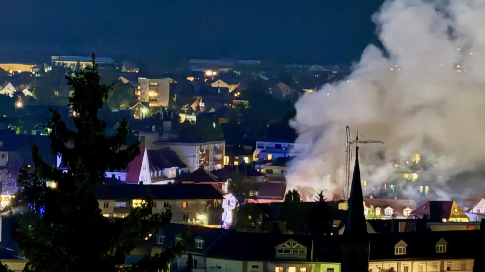 Die dunklen Rauchwolken über der Ansbacher Innenstadt waren weithin zu sehen. Die Leistelle wurde kurz vor 22 Uhr gleich mehrfach alarmiert. (Foto: Horst Goppelt)