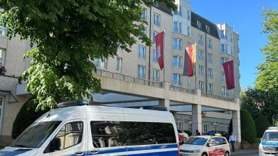 Polizeifahrzeuge vor dem Hamburger Élysée-Hotel. (Foto: Steven Hutchings/dpa)