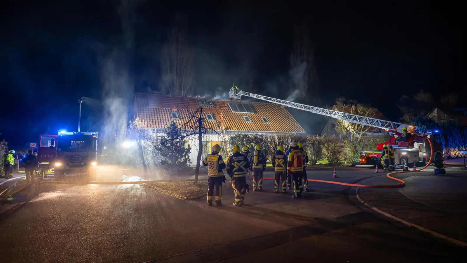Ein Dachstuhlbrand beschäftigte die Einsatzkräfte am Dienstagmorgen. (Foto: Mirko Fryska)