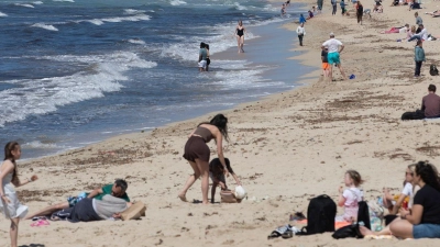 Wenn Unsicherheit wächst, bleiben viele bei Bewährtem: Ziele wie die Balearen sind im Sommer stark gefragt – wie hier Mallorca. (Archivbild) (Foto: Clara Margais/dpa)