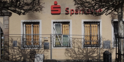 Holzplatten sind in den Fenstern mit den geborstenen Scheiben moniert, (Foto: Peter Zumach)