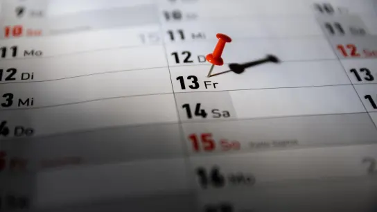Haben Sie sich Freitag, den 13. gut sichtbar im Kalender markiert? Dabei ist die Angst vor diesem Datum laut einer Schadenstatistik unbegründet. (Foto: Christoph Soeder/dpa/dpa-tmn)