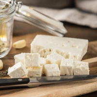 Weißer Käse in Salzlake ist nicht automatisch Feta. Fehlt der Hinweis auf Schafs-/Ziegenmilch, steckt meist Kuhmilch drin – dann ist es kein echter griechischer Feta. (Foto: Christin Klose/dpa Themendienst/dpa-tmn)