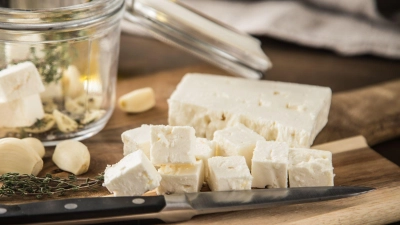 Weißer Käse in Salzlake ist nicht automatisch Feta. Fehlt der Hinweis auf Schafs-/Ziegenmilch, steckt meist Kuhmilch drin – dann ist es kein echter griechischer Feta. (Foto: Christin Klose/dpa Themendienst/dpa-tmn)