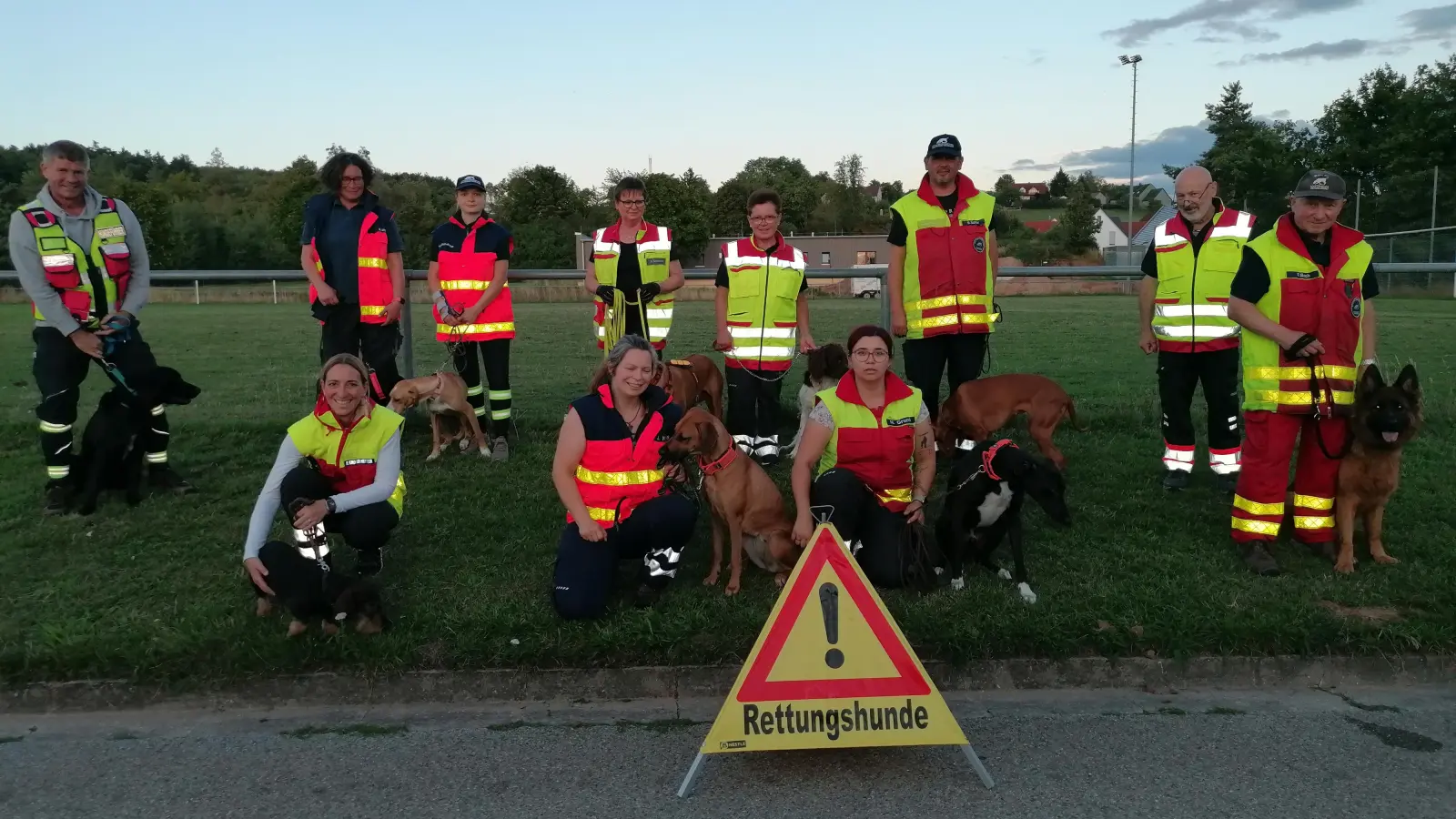 Die Rettungshundestaffel „Mantrailer Hesselberg“ übte in Langfurth den Ernstfall. Unser Bild zeigt die Mitglieder mit ihren vierbeinigen Begleitern bei einer Trainingspause. (Foto: Friedrich Zinnecker)
