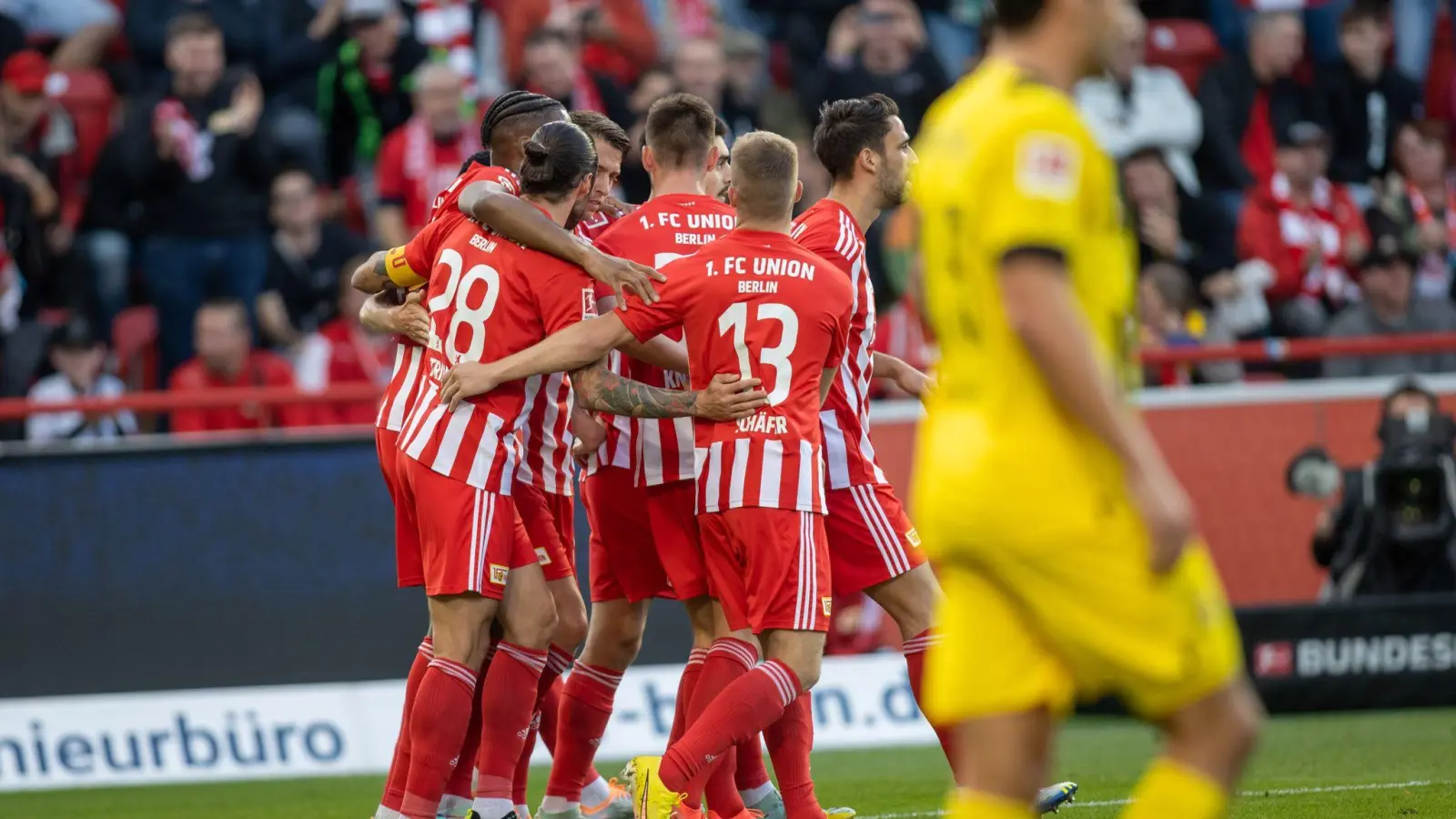 Unions Spieler jubeln nach dem Treffer zum 1:0 gegen Borussia Dortmund. (Foto: Andreas Gora/dpa)
