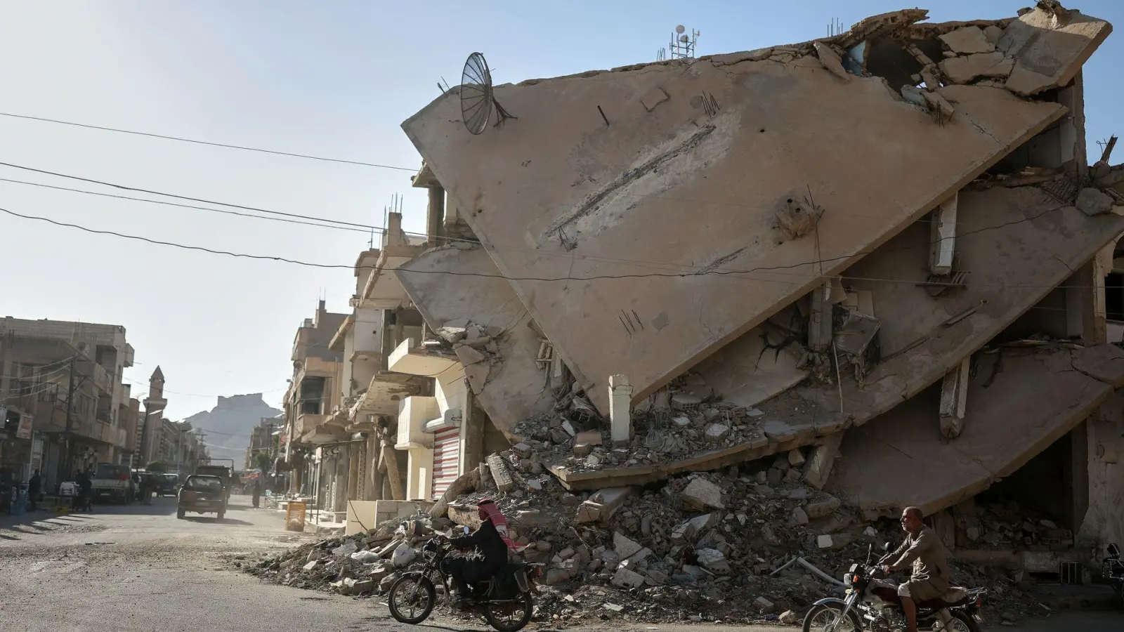Viele Häuser in Syrien sind im Krieg zerstört worden. Dass jetzt Binnenvertriebene und auch einige Flüchtlinge zurückkehren, sorgt dafür, dass Wohnraum noch knapper wird. (Archivfoto) (Foto: Ghaith Alsayed/AP/dpa)