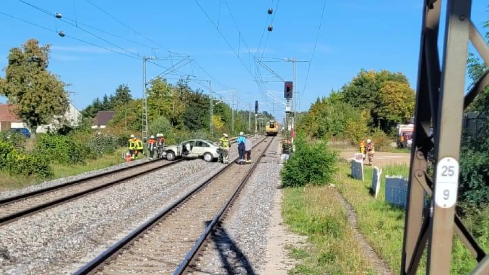 Ein Auto geriet bei Heilsbronn auf die Gleise. (Foto: Axel Krug)