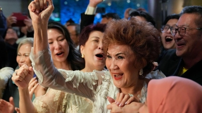 Datin Janet Yeoh feiert in Kuala Lumpur den Oscar-Gewinn ihrer Tochter. (Foto: Vincent Thian/AP)