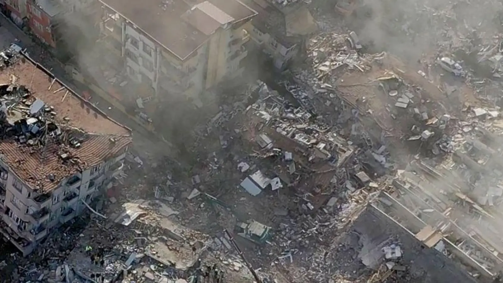 Eine Luftaufnahme zeigt vom Erdbeben zerstörte Gebäude. (Foto: Hussein Malla/AP/dpa)