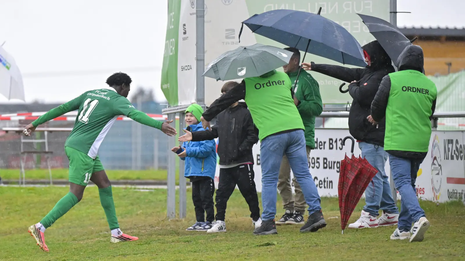 Der Regen trübte die Stimmung beim Bezirksliga-Derby zwischen dem FC/DJK Burgoberbach und FV Fortuna Neuses nicht. Auch anderswo <br>kamen Schirme zum Einsatz. (Foto: Martin Rügner)