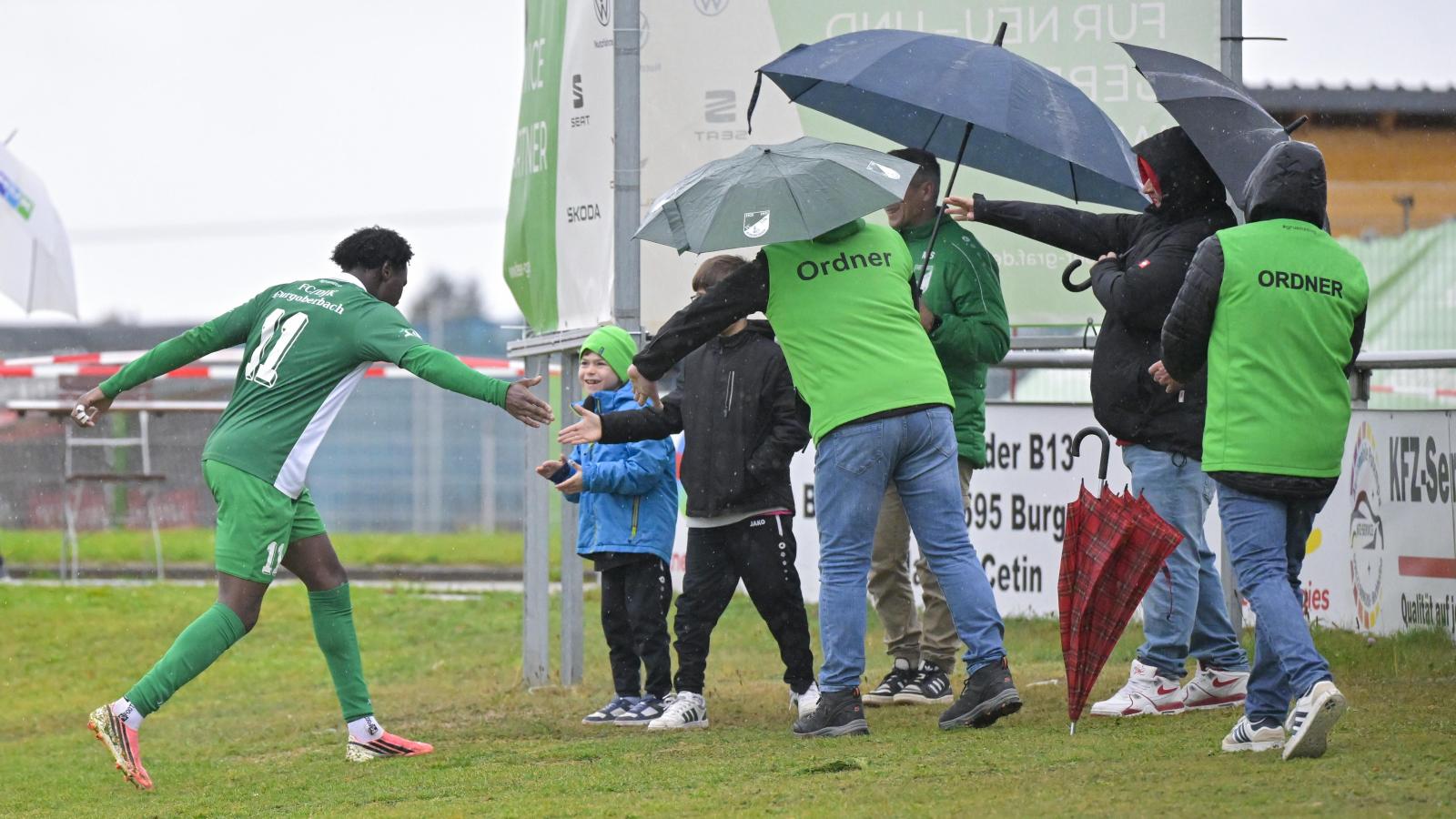 The sports photo gallery: A derby in the rain and excitement at SpVgg ...