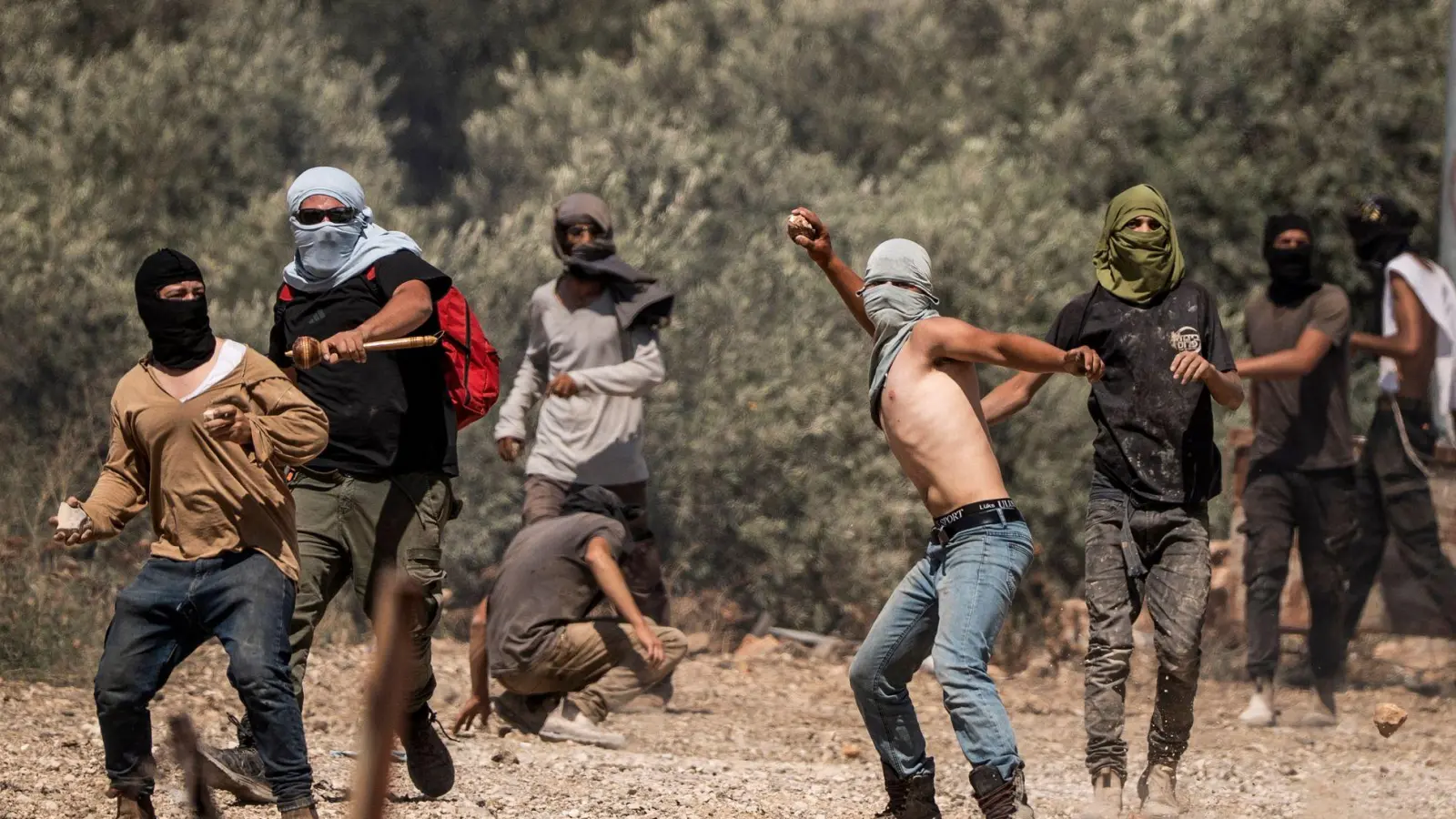 Rechtsgerichtete israelische Siedler greifen regelmäßig im Westjordanland Palästinenser an. (Archivbild) (Foto: Ilia Yefimovich/dpa)