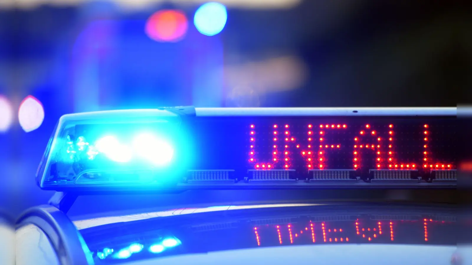 Die Einsatzkräfte sperrten die A8 für mehrere Stunden. (Symbolbild) (Foto: Stefan Puchner/dpa)