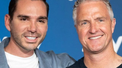 Der ehemalige Formel-1-Pilot Ralf Schumacher (50, rechts) und sein Partner Étienne Bousquet-Cassagne (36) heiraten und lassen sich dabei von der Kamera begleiten.  (Foto: Lukas Barth-Tuttas/dpa)