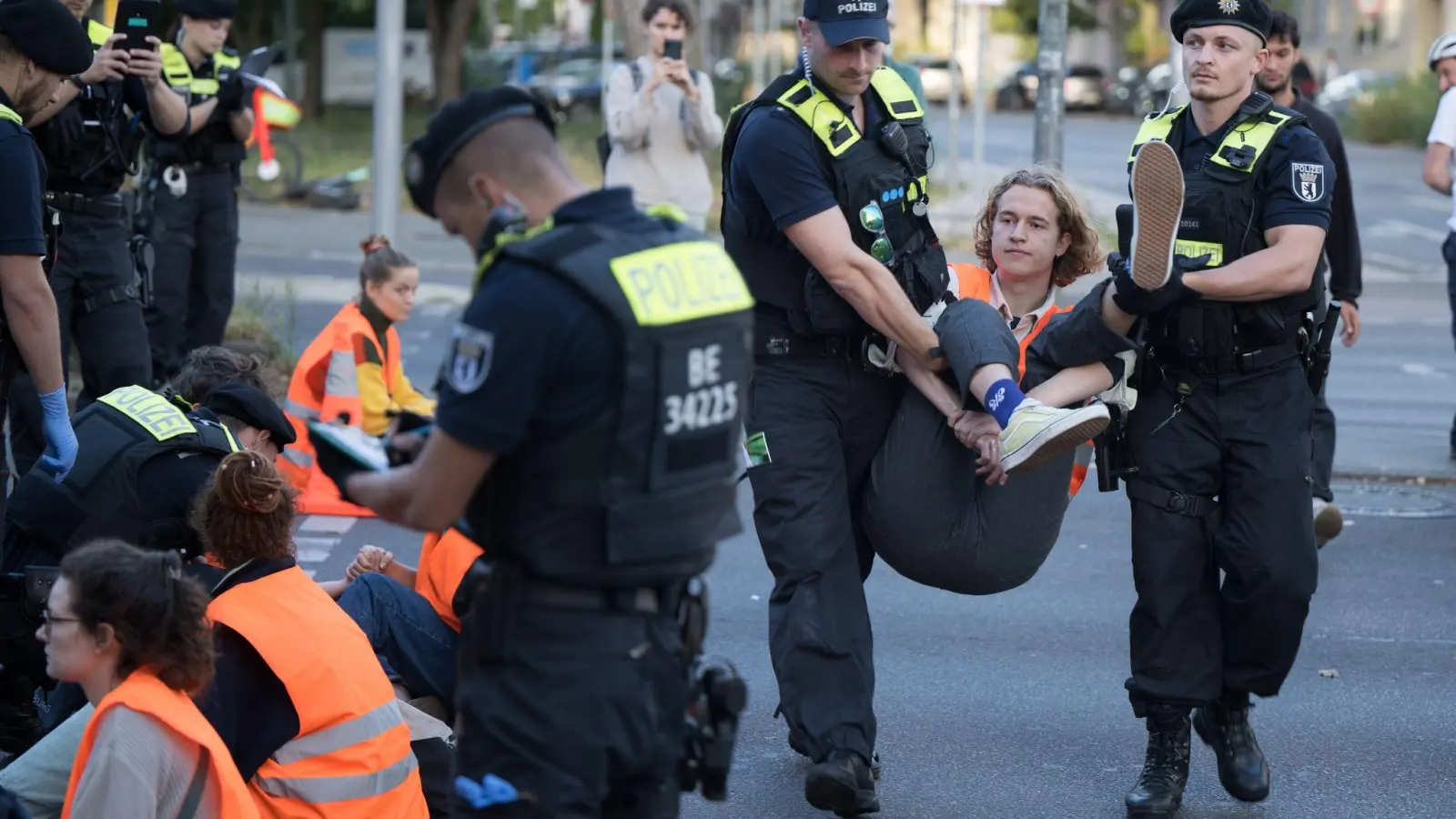 Die Polizei ist mit 500 Beamten im Einsatz. Hier werden Aktivisten der Letzten Generation vom Mehringdamm in Berlin weggetragen. (Foto: Sebastian Christoph Gollnow/dpa)