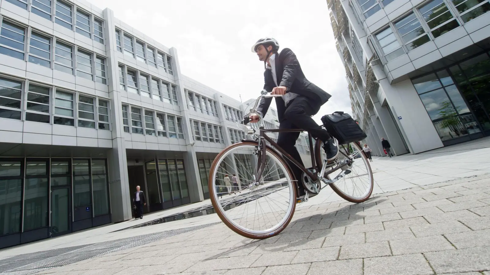 Leasing oder vom Arbeitgeber überlassenes Dienstrad? Aus steuerlicher Sicht macht das einen Unterschied. (Foto: Tobias Hase/dpa-tmn)