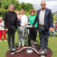 Auf vier Geräten können sich die Seniorinnen und Senioren jetzt mit Blick auf den Weiher fit halten. Stadtpfarrer Thomas Swat, Christoph Kalender vom ALE, KPV-Vorsitzende Waltraud Burger-Dreyling und Bürgermeister Michael Dörr (vorne, von links) testeten die Neuheit bei der Eröffnung. (Foto: Antonia Müller)