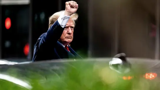Ex-US-Präsident Donald Trump gestikuliert, als er den Trump Tower in New York verlässt. (Foto: Julia Nikhinson/AP/dpa)