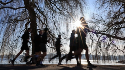 Dass es durch die Klimakrise auch in Deutschland immer wärmer wird, birgt für Sporttreibende besondere Risiken. (Symbolbild) (Foto: Christian Charisius/dpa)