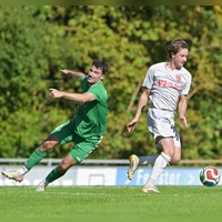 Zuletzt bei der SG Herrieden (links Dennis Zagarevic) hatte der SC Aufkirchen (rechts Oscar Ladenburger) leichtes Spiel. Nun empfängt der SCA den SV Arberg zum Derby, die SGH hat den Nachbarn Fortuna Neuses zu Gast. (Foto: Martin Rügner)