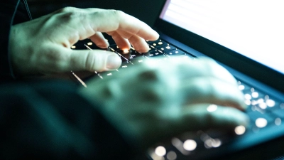 Gefahr durch gefälschte Webseiten: Cyberkriminelle nutzen Suchmaschinenoptimierung, um täuschend echte Phishing-Seiten weit oben in den Suchergebnissen zu platzieren. (Foto: Philip Dulian/dpa/dpa-tmn)