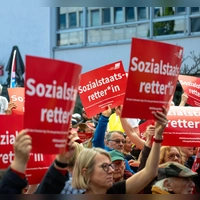 Arbeitnehmer wollen in Nürnberg gegen den Abbau beim Sozialstaat demonstrieren. (Archivbild)  (Foto: Pia Bayer/dpa)