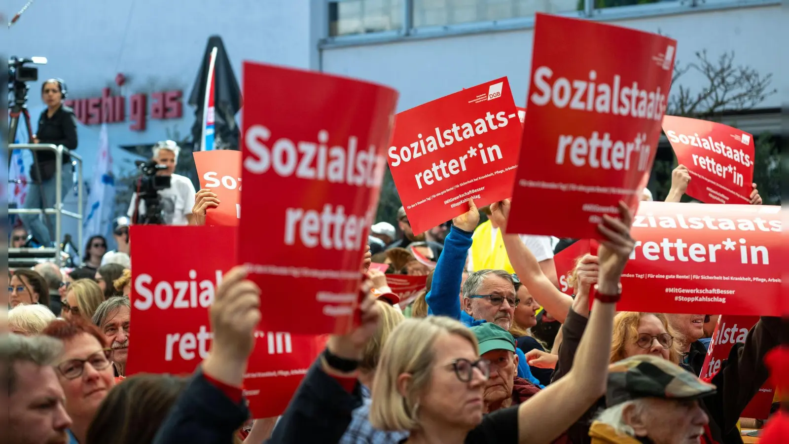 Arbeitnehmer wollen in Nürnberg gegen den Abbau beim Sozialstaat demonstrieren. (Archivbild)  (Foto: Pia Bayer/dpa)