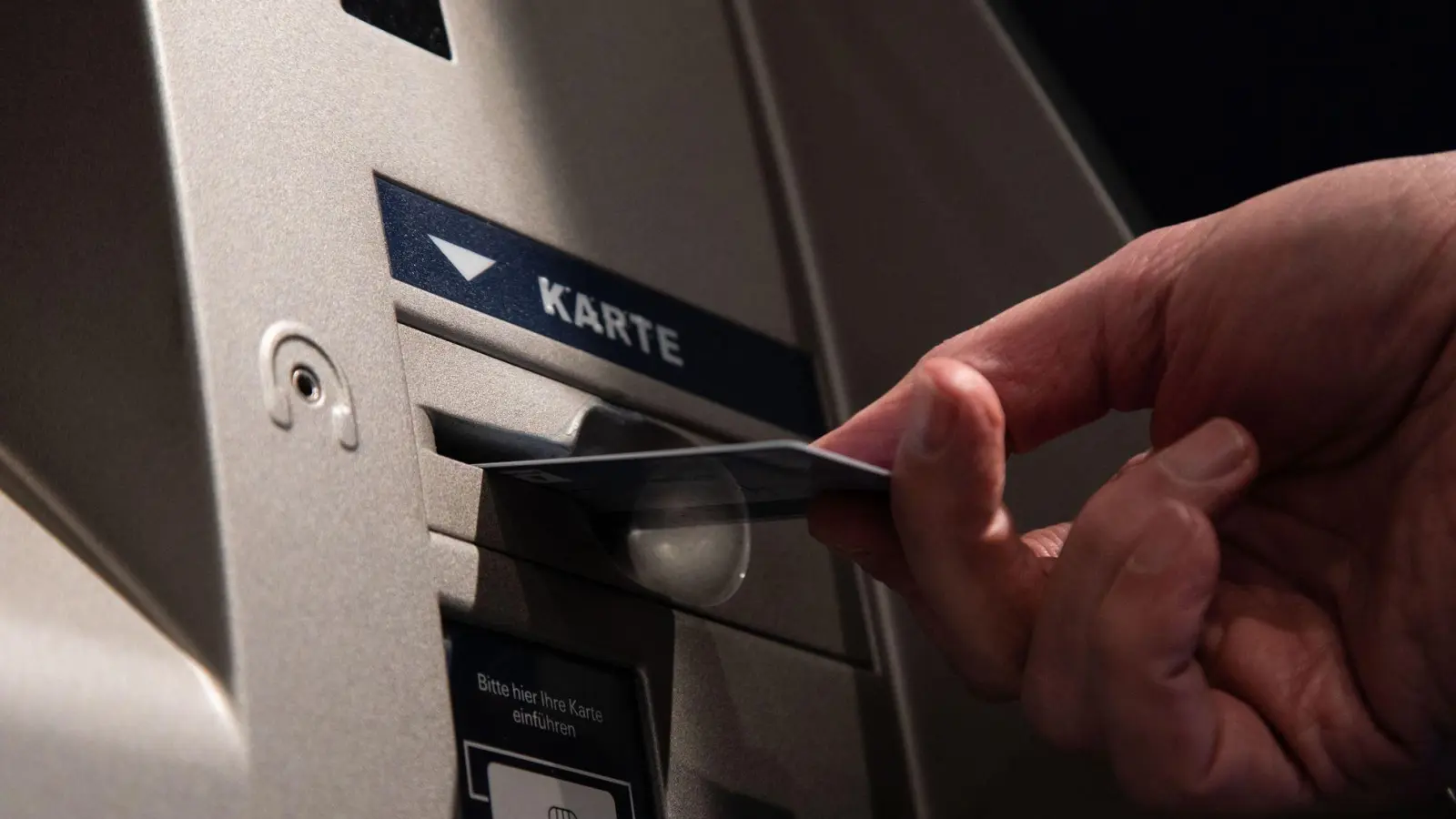 Karte entnehmen, dann Geld: Das Entnahmesystem zwingt Nutzer dazu, ihre Karte zuerst zu sichern, bevor sie das Bargeld erhalten. (Foto: Christin Klose/dpa-tmn)