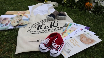 Eine Tasche mit Söckchen und Infomaterial haben junge Familien sich bisher bei der KoKi abholen können. Für ein paar Monate pausiert die Arbeit der Koordinationsstelle jetzt aber. (Foto: Antonia Müller)