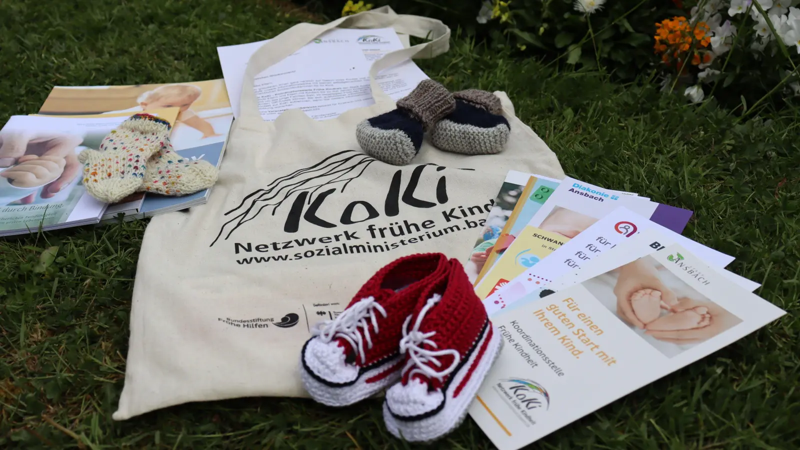 Eine Tasche mit Söckchen und Infomaterial haben junge Familien sich bisher bei der KoKi abholen können. Für ein paar Monate pausiert die Arbeit der Koordinationsstelle jetzt aber. (Foto: Antonia Müller)