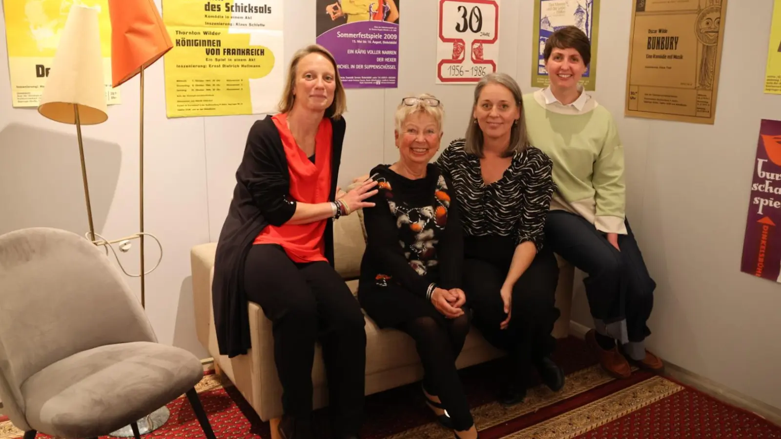 Im Wohnzimmer der Dinkelsbühler Theatergeschichte: Ute Heiß, Helga Wahrlich-Troemer, Jasmin Meindl und Rebecca Schiepek (von links). (Foto: Martina Haas)