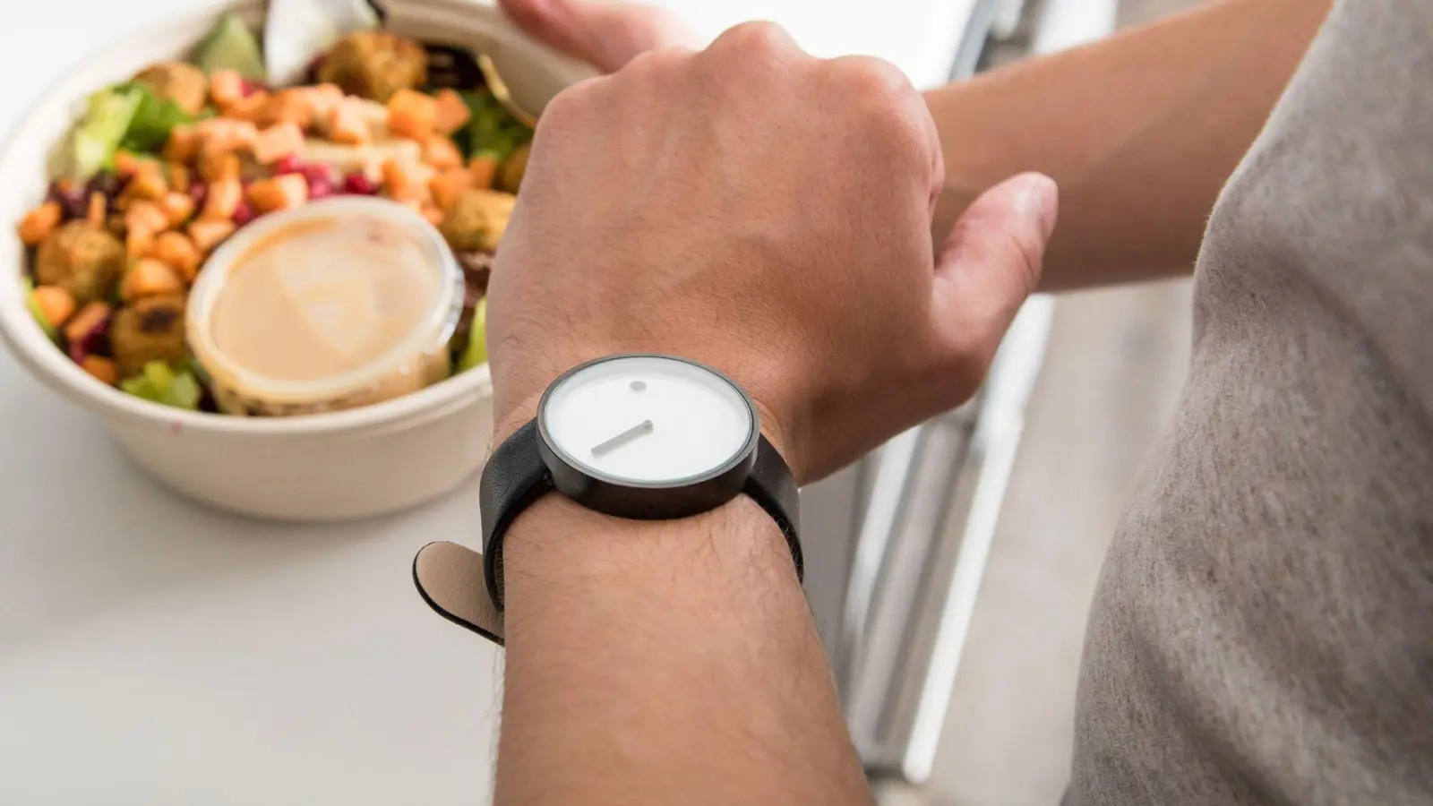 16 Stunden am Tag auf Essen verzichten: Wer Intervallfasten macht, folgt oft diesem Schema.  (Foto: Christin Klose/dpa-tmn)