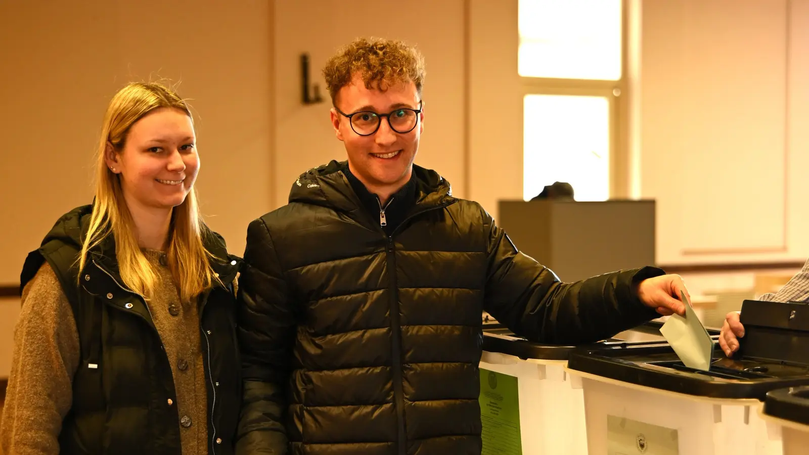 Marco Meier bei der Stimmabgabe: Der Freie-Wähler-Politiker liegt im ersten Wahlgang bei der Landratswahl für den Kreis Ansbach vorne. (Foto: Daniel Gabor)