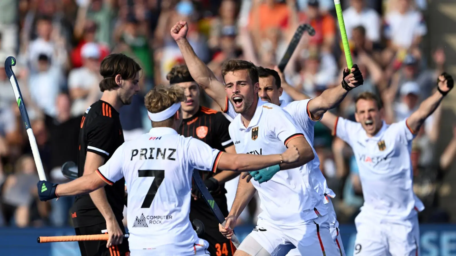 Die Hockey-Herren feiern den Sieg gegen die Niederlande. (Foto: Federico Gambarini/dpa)