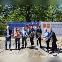 Schon beim Spatenstich war die Vorfreude auf das neue Gerätehaus groß. (Foto: Thomas Müller)