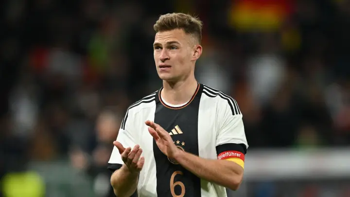 Deutschlands Joshua Kimmich applaudiert nach dem Spiel den Fans. (Foto: Arne Dedert/dpa)