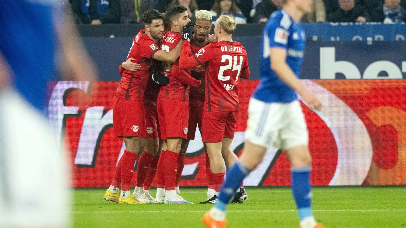 RB Leipzig setzte sich souverän beim FC Schalke 04 durch. (Foto: Bernd Thissen/dpa)