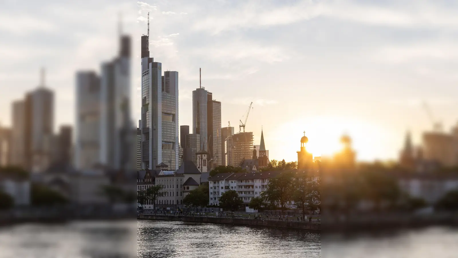 Die britische „Economist“-Gruppe Unit bewertet jährlich die Metropolen der Welt. Die Stadt Frankfurt landete diesmal auf Platz 7 in der Rangliste der lebenswertesten Städte der Welt. (Foto: Hannes P. Albert/dpa)