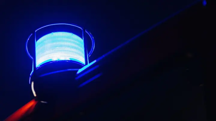 Das Blaulicht leuchtet auf dem Dach eines Feuerwehrfahrzeugs. (Foto: Philipp von Ditfurth/dpa/Symbolbild)