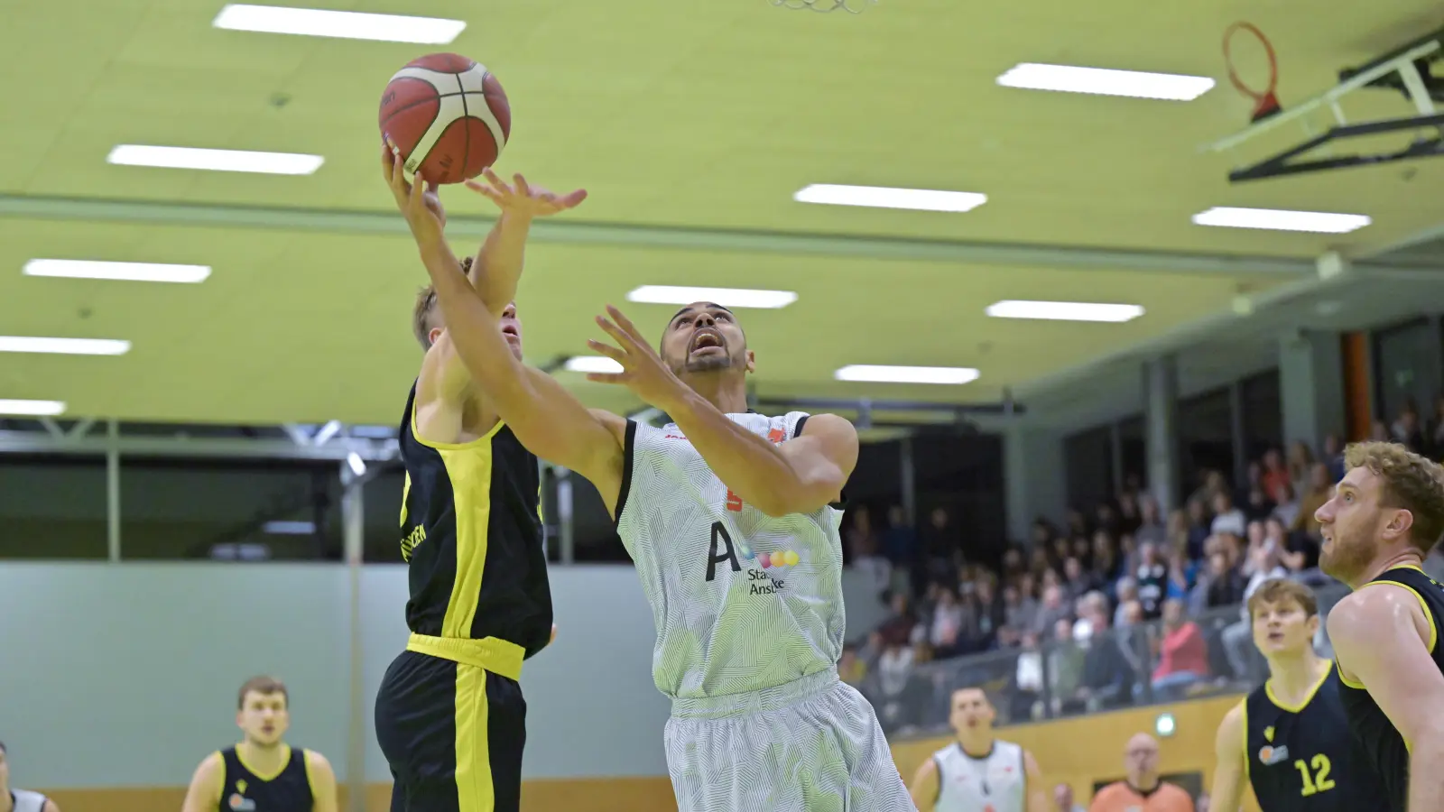 Paul Nzeocha (in weiß, im Hauptrundenspiel gegen den Münchner Luis Sinzinger) wird den Ansbachern unter dem Korb fehlen. (Foto: Martin Rügner)