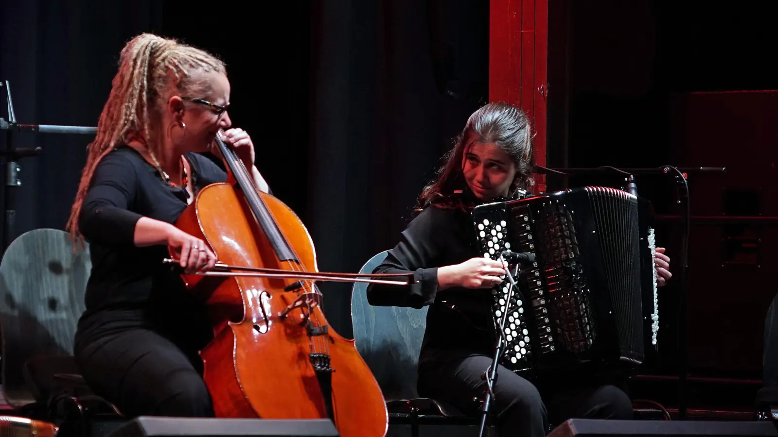 In Aktion: die Cellistin Johanna Stein und die Akkordeonisten Helena Sousa Estevez. (Foto: Elke Walter)