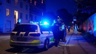 Polizisten treffen am Tatort ein, nachdem in der Kopenhagener Freistadt Christiania Schüsse gefallen waren. (Foto: Emil Helms/Ritzau Scanpix Foto/AP/dpa)