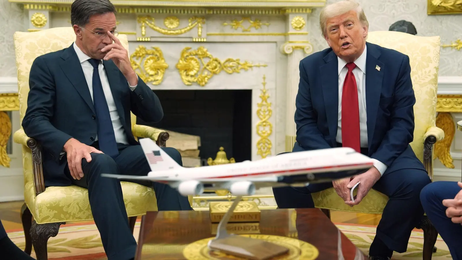 US-Präsident Trump droht russischen Handelspartnern mit 100-Prozent-Zöllen bei einem Treffen mit Nato-Generalsekretär Rutte. (Foto: Evan Vucci/AP/dpa)