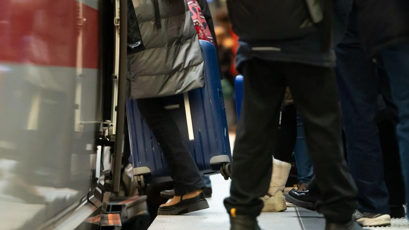 Über die Feiertage verreisen viele Menschen mit der Bahn. (Archivbild)  (Foto: Markus Lenhardt/dpa)