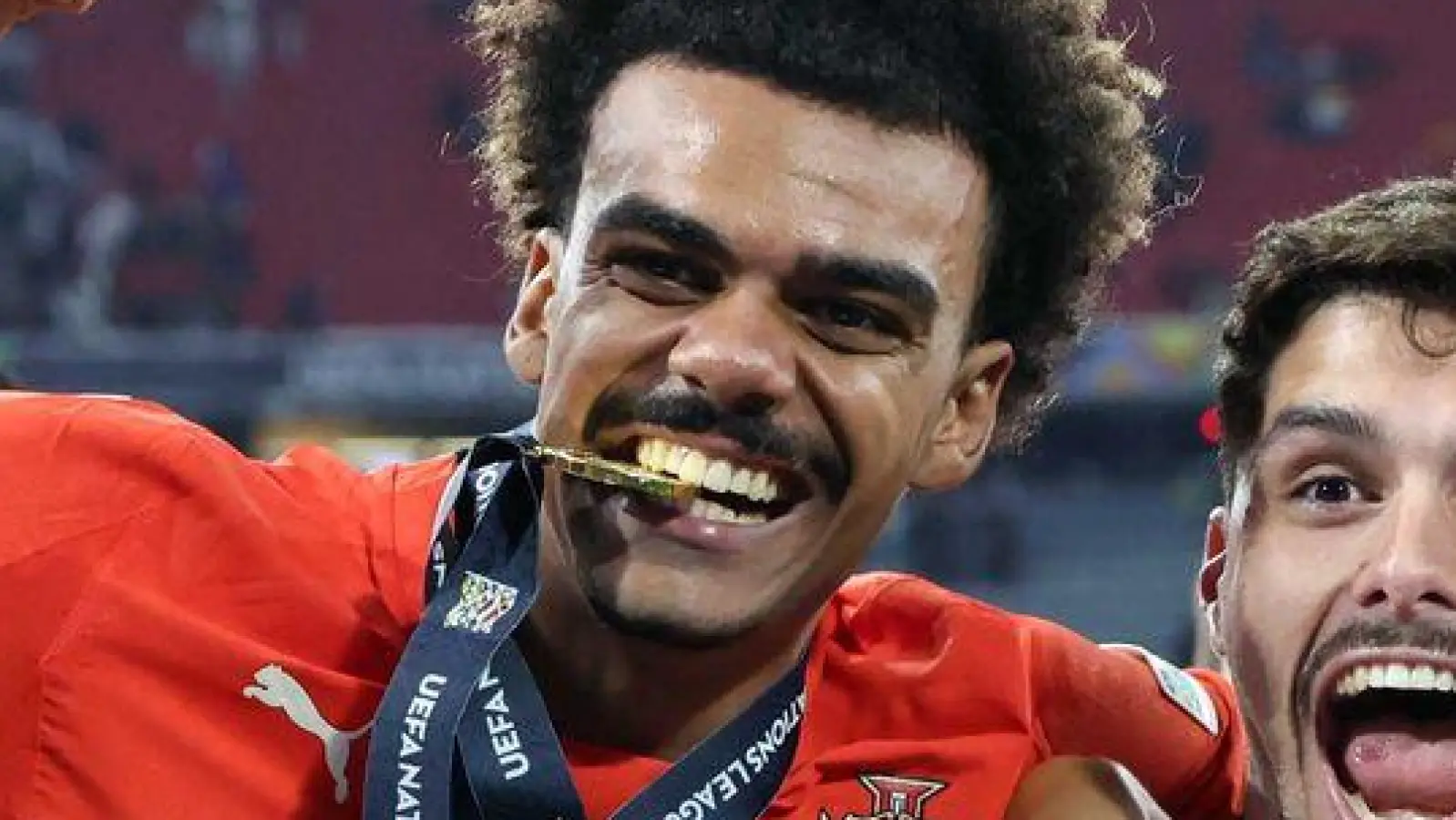 Jubelte vor kurzem noch über den Sieg in der Nations League: Renato Veiga (links). (Foto: Christian Charisius/dpa)