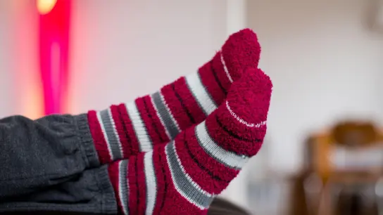 Dicke Wintersocken schützen vor kalten Füßen. Warme Kleidung für zu Hause ist derzeit angesagt. (Foto: picture alliance / dpa)