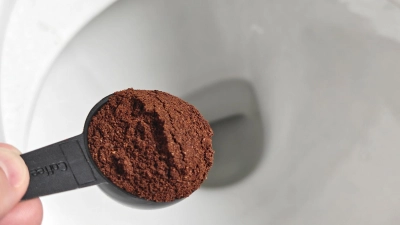 Kann man sich sparen: Geht man nach dem Social-Media-Hack vor und gibt zwei Löffel Kaffeepulver in die Toilette, ist das bestenfalls wirkungslos. (Foto: Till Simon Nagel/dpa-tmn)