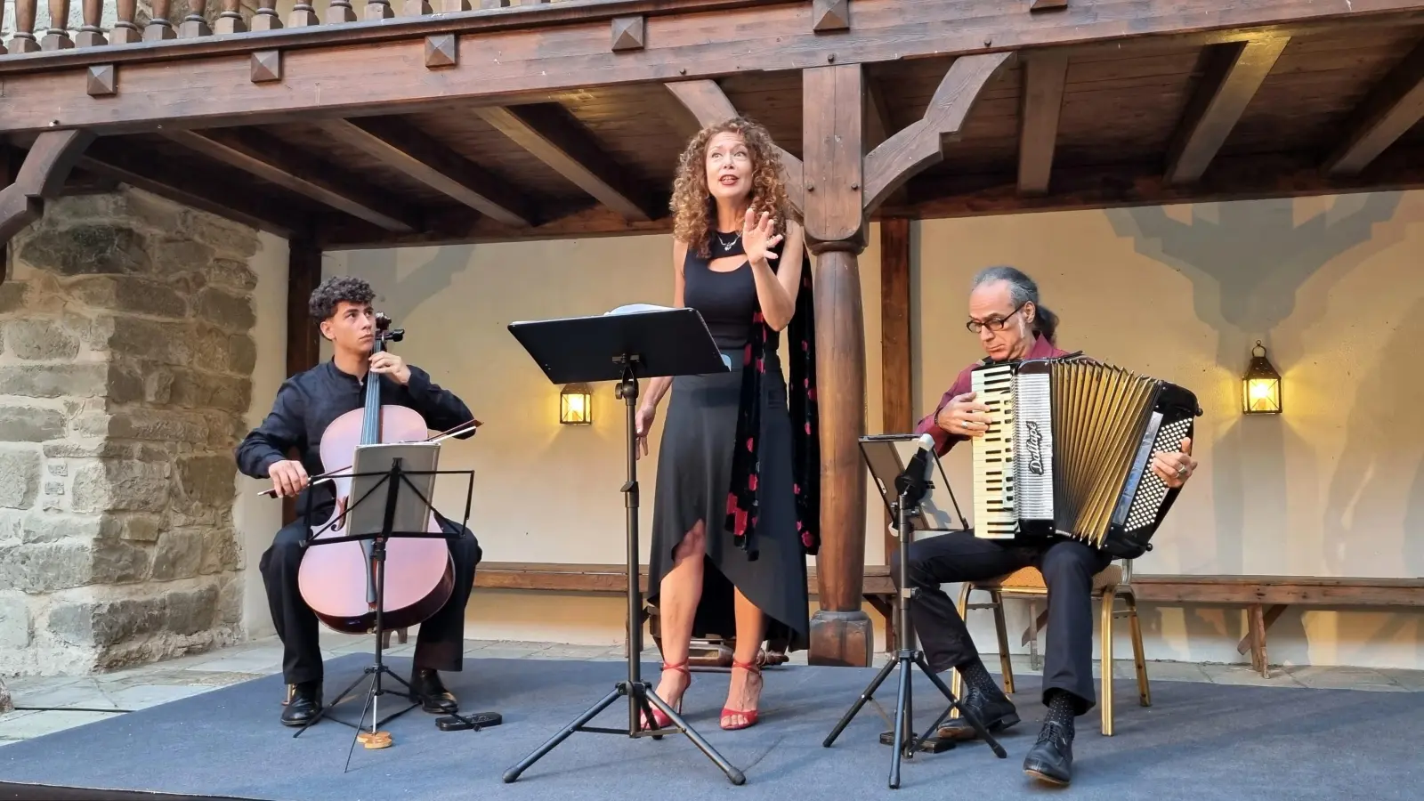 Beeindruckten mit ihrem Programm „International Folksongs” (von links): Adriano Palazzo, Tiziana Portoghese und Francesco Palazzo. (Foto: Marion Etienne)