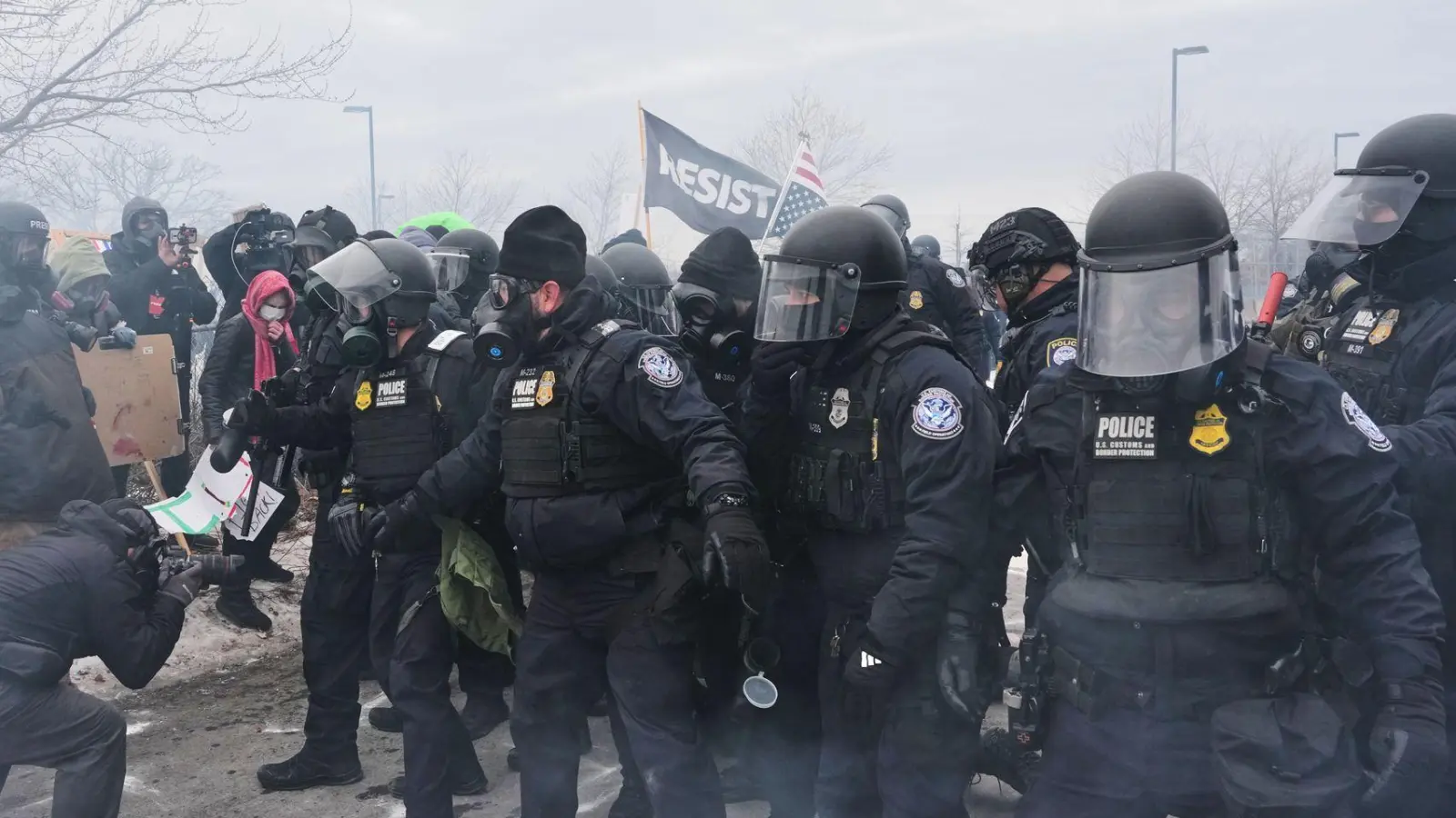 Bundesbeamte der Einwanderungsbehörde ICE sind hier bei einer Demonstration in Minneapolis zu sehen. (Foto: Adam Gray/AP/dpa)